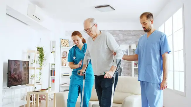 Equipo profesional de enfermería EDomCare brindando atención domiciliaria